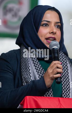 Londra, Regno Unito. 3 febbraio 2024. Apsana Begum, parlamentare laburista per Poplar e Limehouse, si rivolge a decine di migliaia di manifestanti pro-palestinesi a Whitehall durante una manifestazione per chiedere un immediato cessate il fuoco a Gaza e la fine dell'occupazione israeliana. L'evento è stato organizzato da Palestine Solidarity Campaign, Stop the War Coalition, Friends of al-Aqsa, Muslim Association of Britain, Palestinian Forum in Britain e CND. Crediti: Mark Kerrison/Alamy Live News Foto Stock