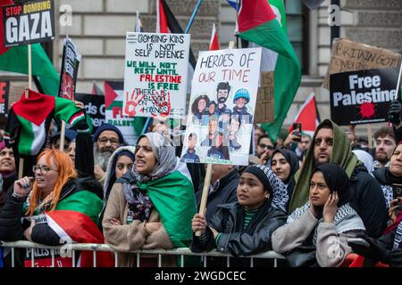 Londra, Regno Unito. 3 febbraio 2024. Un manifestante pro-palestinese tiene un cartello fatto a mano che rende omaggio ai giornalisti palestinesi in una manifestazione a Whitehall per chiedere un immediato cessate il fuoco a Gaza e la fine dell'occupazione israeliana. L'evento è stato organizzato da Palestine Solidarity Campaign, Stop the War Coalition, Friends of al-Aqsa, Muslim Association of Britain, Palestinian Forum in Britain e CND. Crediti: Mark Kerrison/Alamy Live News Foto Stock