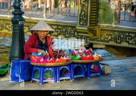 Una signora anziana che vende lanterne vicino al fiume Thu Bon, Hoi An, Vietnam Foto Stock