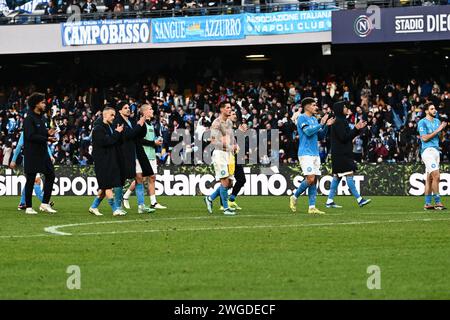 Napoli, Italia. 4 febbraio 2024. I giocatori del Napoli SSC celebrano la vittoria della partita di serie A TIM tra SSC Napoli e Hellas Verona allo stadio Diego Armando Maradona di Napoli, Italia, il 4 febbraio 2024. Crediti: Nicola Ianuale/Alamy Live News Foto Stock