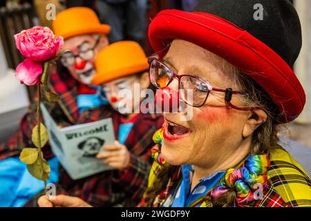 Londra, Regno Unito. 4 febbraio 2024. Servizio clown - dal 1946, i clown si sono riuniti per questo servizio, per ricordare il padre del clowning Joseph Grimaldi. Il servizio si svolge a All Saints, Haggerston la prima domenica di febbraio, in un periodo dell'anno in cui la salute mentale tende ad essere al suo minimo. I clown di ogni età e nazionalità si rallegrano con gli inni e divertiti con le storie della Bibbia. Crediti: Guy Bell/Alamy Live News Foto Stock