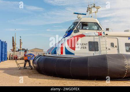 Dal Solent Hovercraft Portsmouth Southsea al terminal di attraversamento IOW dell'Isola di Wight Foto Stock