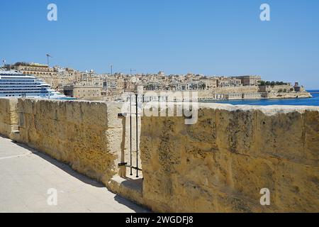 La Valletta e la nave di linea sono viste dalla città europea di Senglea, L-Isla, cielo azzurro e limpido nel 2022, caldo giorno di primavera di maggio. Foto Stock