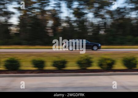 Auto in velocità sull'Interstate 10, Louisiana Foto Stock