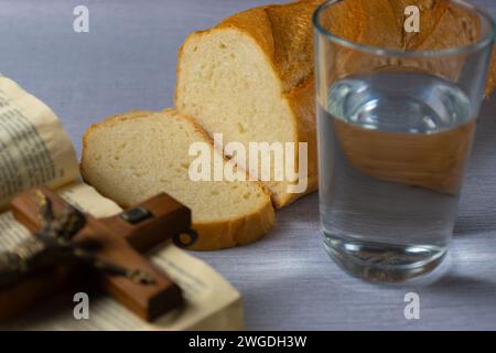 Stagione dei Quaresimi - Pane, acqua e bibbia Foto Stock