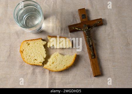 Stagione dei Quaresimi - Pane, acqua e bibbia Foto Stock