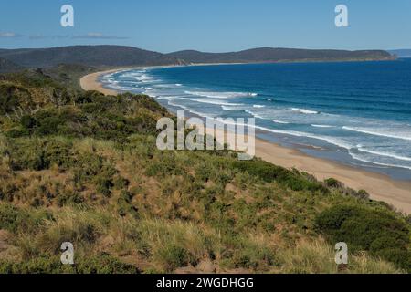 Neck Game Reserve, un tombolo o un istmo che si uniscono al Bruny meridionale e al Bruny settentrionale. Vista dal Neck Game Reserve Lookout. Tasmania Foto Stock