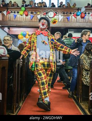 Londra, Regno Unito. 4 febbraio 2024. I clown si riuniscono nei loro costumi alla Haggerston All Saints Church per il servizio Grimaldi, ora al suo 78° anno. Il servizio e l'evento circostante si svolgono ogni anno in onore del famoso intrattenitore dell'era Regency Joseph Grimaldi, e celebrano la vita dei clown della comunità che potrebbero essere morti di recente. Crediti: Imageplotter/Alamy Live News Foto Stock