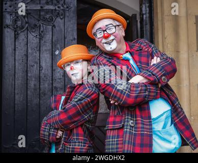 Londra, Regno Unito. 4 febbraio 2024. I clown si riuniscono nei loro costumi alla Haggerston All Saints Church per il servizio Grimaldi, ora al suo 78° anno. Il servizio e l'evento circostante si svolgono ogni anno in onore del famoso intrattenitore dell'era Regency Joseph Grimaldi, e celebrano la vita dei clown della comunità che potrebbero essere morti di recente. Crediti: Imageplotter/Alamy Live News Foto Stock