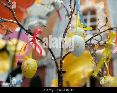 Uova pasquali, decorate per la festa cristiana di Pasqua, attenzione selettiva. Usanza delle uova di Pasqua Foto Stock