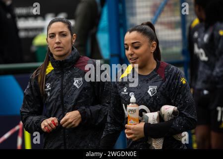 Londra, Regno Unito. 4 febbraio 2024. Londra, Inghilterra, 04 febbraio 2024: Harley Bennett (14 Watford) e Charlotte Fleming (4 Watford) prima della partita del Barclays Womens Championship tra Watford e Birmingham City al Grosvenor vale di Londra, Inghilterra. (Pedro Porru/SPP) credito: SPP Sport Press Photo. /Alamy Live News Foto Stock
