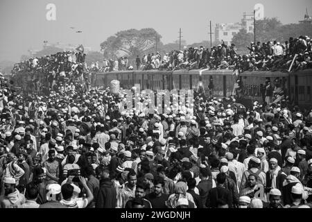 Imbarcati in un breve ma di grande impatto sul tetto del treno Ijtema in Bangladesh, questa immagine è stata catturata il 4 febbraio 2024 dalla stazione ferroviaria di Tonggi Foto Stock