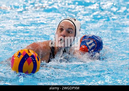 Doha, Qatar. 4 febbraio 2024. DOHA, QATAR - 4 FEBBRAIO: Jordan Raney degli Stati Uniti e Lola Moolhuijzen dei Paesi Bassi combattono per il pallone durante il Water Polo Woman Match tra Stati Uniti d'America e Paesi Bassi ai Campionati mondiali di acquari di Doha 2024 all'Aspire Dome il 4 febbraio 2024 a Doha, Qatar. (Foto di MTB-Photo/BSR Agency) credito: BSR Agency/Alamy Live News Foto Stock