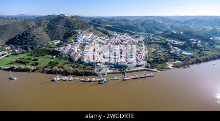 Vista panoramica aerea del villaggio di Sanlucar de Guadiana a Huelva, Andalusia, sulle rive del fiume Guadiana, al confine tra spagna e portogallo, in Foto Stock