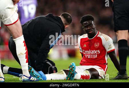 Il Bukayo Saka dell'Arsenal (a destra) riceve un trattamento prima di essere sostituito durante la partita di Premier League all'Emirates Stadium di Londra. Data immagine: Domenica 4 febbraio 2024. Foto Stock