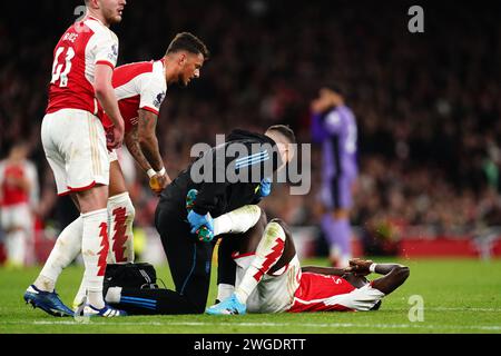 Il Bukayo Saka dell'Arsenal (a destra) riceve un trattamento prima di essere sostituito durante la partita di Premier League all'Emirates Stadium di Londra. Data immagine: Domenica 4 febbraio 2024. Foto Stock