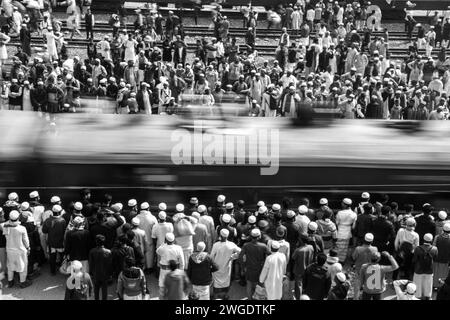 Imbarcati in un breve ma di grande impatto sul tetto del treno Ijtema in Bangladesh, questa immagine è stata catturata il 4 febbraio 2024 dalla stazione ferroviaria di Tonggi Foto Stock