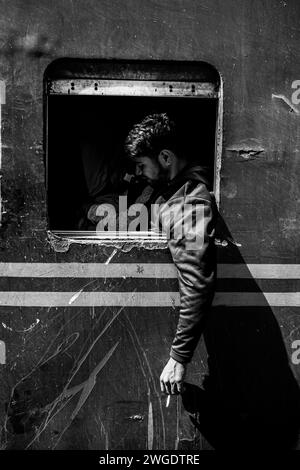 Imbarcati in un breve ma di grande impatto sul tetto del treno Ijtema in Bangladesh, questa immagine è stata catturata il 4 febbraio 2024 dalla stazione ferroviaria di Tonggi Foto Stock