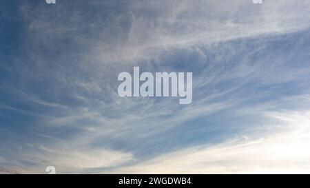 Foto full frame di cielo blu e nuvole, sfondo astratto. Foto Stock