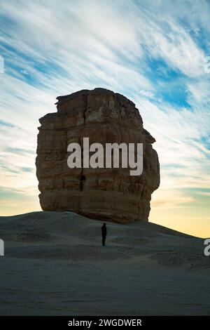 Una formazione rocciosa nel deserto vicino a Riyadh, in Arabia Saudita, è conosciuta come Devil Thumb o Judah Thumb. Foto Stock