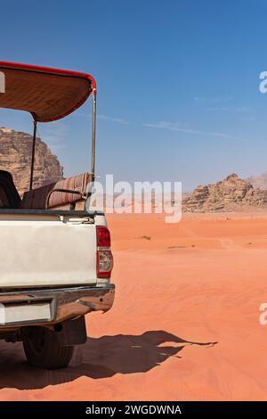 Il veicolo di prelievo in SUV vuoto è pronto per guidare i turisti attraverso il deserto di Wadi Rum. Giordania. Verticalmente. Foto Stock