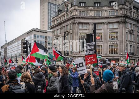 Londra, Regno Unito. 3 febbraio 2024. Bandiere per la libertà palestinese e bandiere palestinesi detenute da attivisti e manifestanti della pace durante la marcia pro-Palestina attraverso Oxford Street a Soho, movimento per la Palestina libera Londra, Regno Unito Foto Stock