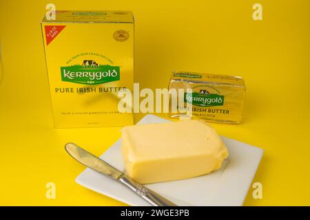 Confezioni di burro irlandese Kerrygold importate negli Stati Uniti su sfondo giallo Foto Stock