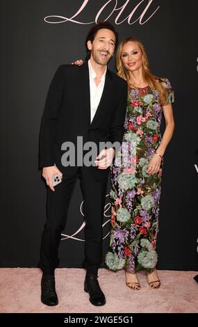 LOS ANGELES, CALIFORNIA - 3 FEBBRAIO: Adrien Brody, Georgina Chapman arriva alla premiere di "Lola" al Regency Bruin Theatre il 3 febbraio 2024 Foto Stock