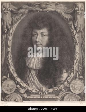 Ritratto di Lodewijk XIV, Robert Nanteuil, stampa del 1672 Ritratto di Luigi XIV, re di Francia, i capelli per lungo tempo alle spalle. In una corona ovale di alloro come cornice, su cui una pelle di leone pende come tendaggi. Sinistra e in basso a destra un motto in cerchio: Sinistra: Increscunt Obice Vires: Un fuoco è creato dal riflesso del sole in una lente d'ingrandimento; destra: Somnium Abrupissedolebit: Ercole che riposa. Francia incisione su carta persone storiche. re. Attributi di Hercules Foto Stock