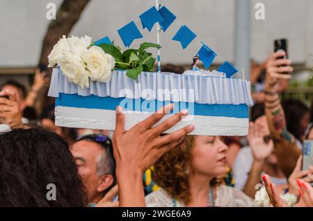 Un devoto, tiene una barca con la statua di Iemanjá nel giorno di Iemanjá. Ogni anno, in tutto il paese, i brasiliani di tutte le fedi si riuniscono per celebrare la dea Candomblé del mare, Iemanjá. Il 2 febbraio si sono riuniti per celebrare il giorno di Iemanjá in tutte le parti del Brasile. A Rio de Janeiro, è una delle più importanti celebrazioni di orixá Iemanjá e si è svolta presso la spiaggia di Arpoador. Il giorno di Iemanjá è una celebrazione sulla cultura e la storia ancestrale del popolo nero e della storia diaspora, celebrando la musica, l'arte e la lingua. (Foto di Ramon Vellasco/SOPA Images/Sipa USA) Foto Stock