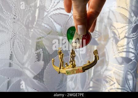 Figura d'oro di un uomo su una gondola. Simbolo tradizionale dell'Italia sulla gondola, Foto Stock