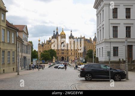 Germania, Meclemburgo-Vorpommern, Schwerin - 26 luglio 2023: Veduta del castello di Schwerin da Schlossstraße. Foto Stock