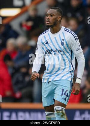 Callum Hudson-Odoi del Nottingham Forest arriva a terra prima della ...