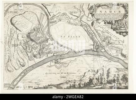 Mappa della città di Namur con il castello, assediato dall'esercito francese, 1692, 1692 Stampa Mappa dei nomi delle città con il castello, assediato dall'esercito francese, 25 maggio - 30 giugno 1692. In cima sotto il Cartouche, offrendo la resa della città al comandante francese. Sul fondo della cavalleria che avanzava. Francia (possibilmente) carta incisione/incisione mappe delle città. Assedio, posizione nomi di guerra (città). Castello di Namur Foto Stock