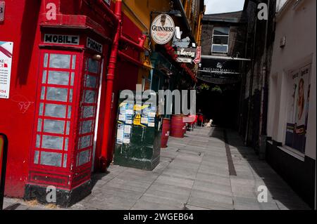 Ingresso laterale al mercato inglese nel centro di Cork. O un Margadh Sasanach in gaelico irlandese. Commercianti che vendono alimenti biologici e prodotti localmente in Foto Stock