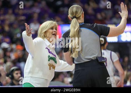 Baton Rouge, LOUISIANA, USA. 4 febbraio 2024. L'allenatore della LSU Kim Mulkey interroga una chiamata durante la partita di pallacanestro femminile NCAA tra i Florida Gators e i LSU Tigers al Pete Maravich Assembly Center di Baton Rouge, LOUISIANA. Jonathan Mailhes/CSM/Alamy Live News Foto Stock