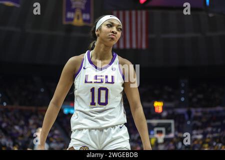 Baton Rouge, LOUISIANA, USA. 4 febbraio 2024. Angel Reese di LSU (10) reagisce dopo aver bloccato un tiro durante l'azione di pallacanestro femminile NCAA tra i Florida Gators e i LSU Tigers al Pete Maravich Assembly Center di Baton Rouge, LOUISIANA. Jonathan Mailhes/CSM/Alamy Live News Foto Stock