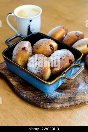 Ciambelle fatte in casa ripiene di marmellata cosparse di zucchero a velo Foto Stock