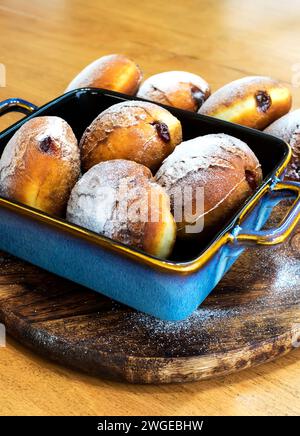 Ciambelle fatte in casa ripiene di marmellata cosparse di zucchero a velo Foto Stock