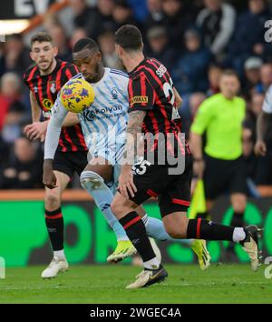 Bournemouth, Regno Unito. 30 gennaio 2024. Bournemouth, Inghilterra, 4 febbraio 2024: Callum Hudson-Odoi di Nottingham Forest (centro) sotto la pressione dei Marcos Senesi di Bournemouth durante la partita di Premier League tra Bournemouth e Nottingham Forest al Vitality Stadium di Bournemouth, Inghilterra (David Horton/SPP) credito: SPP Sport Press Photo. /Alamy Live News Foto Stock