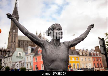 Maggiori dettagli sulla Statua di Sonia o'Sullivan nella sua città natale di Cobh, Irlanda Foto Stock