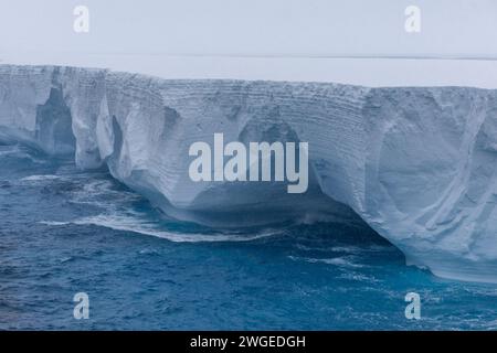 Iceberg A23a, il più grande iceberg del pianeta che si sposta a nord nell'Oceano meridionale. Iceberg che mostra segni di decadimento con archi e grotte che appaiono. Foto Stock