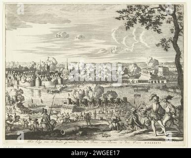 Assedio e assalto alla tomba da parte del duca di Parma, 1586, 1680 - 1681 stampa assedio e presa di tomba da parte del duca di Parma, 6 giugno 1586. Vista della città dalla posizione delle truppe spagnole assedianti. Nel mezzo, le truppe assaltano una breccia nelle mura della città. Carta di Amsterdam, assedio, guerra di posizione. Cattura della tomba della città (dopo l'assedio). Maas Foto Stock