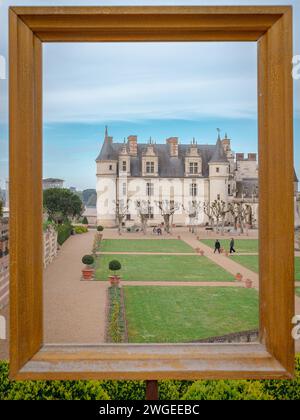 Amboise, Francia - 16 aprile 2023: Il castello di Amboise visto attraverso una cornice. In un giorno di primavera parzialmente nuvoloso, CE ne sono alcuni irriconoscibili Foto Stock