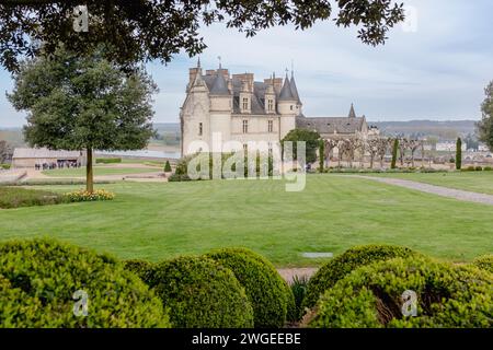 Amboise, Francia - 16 aprile 2023: Una vista sul castello di Amboise. Preso in un giorno parzialmente nuvoloso all'inizio della primavera, ci sono alcuni visitatori irriconoscibili Foto Stock