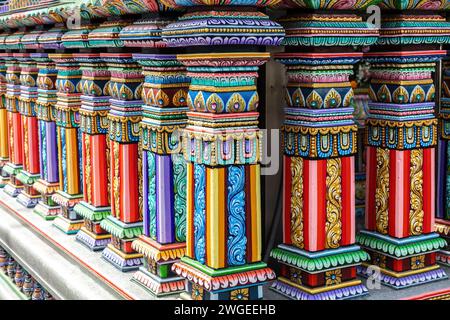 Decorazioni colorate all'esterno del Tempio indù Sri Maha Mariamman Temple ('Wat Phra si Maha Umathewi') a Bangkok, Thailandia. Foto Stock