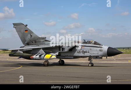 Ein Kampfflugzeug der deutschen Luftwaffe vom Typ Tornado ECR beim Tiger si incontrano a Cambrai nel 2011. Ein Kampfflugzeug der deutschen Luftwaffe vom Typ Tornado ECR beim Tiger si incontrano a Cambrai nel 2011. *** Un aereo da caccia Tornado ECR dell'Aeronautica tedesca al Tiger Meet di Cambrai 2011 Un aereo da caccia Tornado ECR dell'Aeronautica tedesca al Tiger Meet di Cambrai 2011 Foto Stock