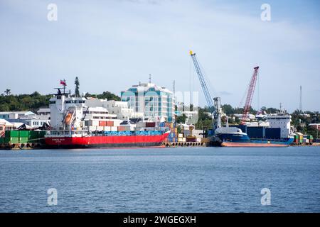 Navi da carico che scaricano al porto, città di Hamilton, Pembroke Parish, Bermuda Foto Stock