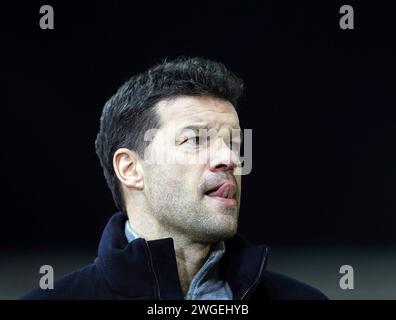 Heidenheim, Deutschland. 2 febbraio 2024. v.li.: Sky Experte Michael Ballack, Einzelbild, Ritratto, 02.02.2024, Heidenheim (Deutschland), FUSSBALL, BUNDESLIGA, 1.FC HEIDENHEIM 1846 - BORUSSIA DORTMUND, DFB/DFL VIETA L'USO DI FOTOGRAFIE COME SEQUENZE DI IMMAGINI E/O QUASI-VIDEO. Credito: dpa/Alamy Live News Foto Stock