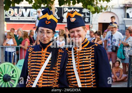 I reenattori vestiti da soldati napoleonici per celebrare il compleanno di Napoleone che nacque ad Ajaccio. Isola della Corsica. Foto Stock